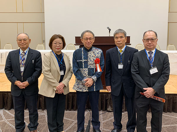 玉城デニー沖縄県知事と沖縄県人会兵庫本部の執行部メンバー